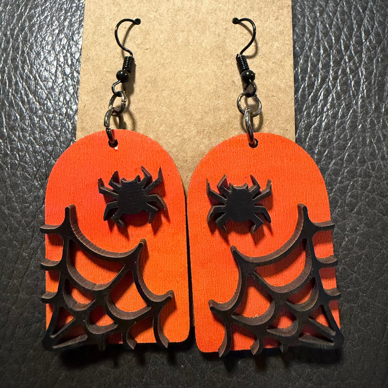Tombstone-shaped earrings with UV-printed spiders and web details